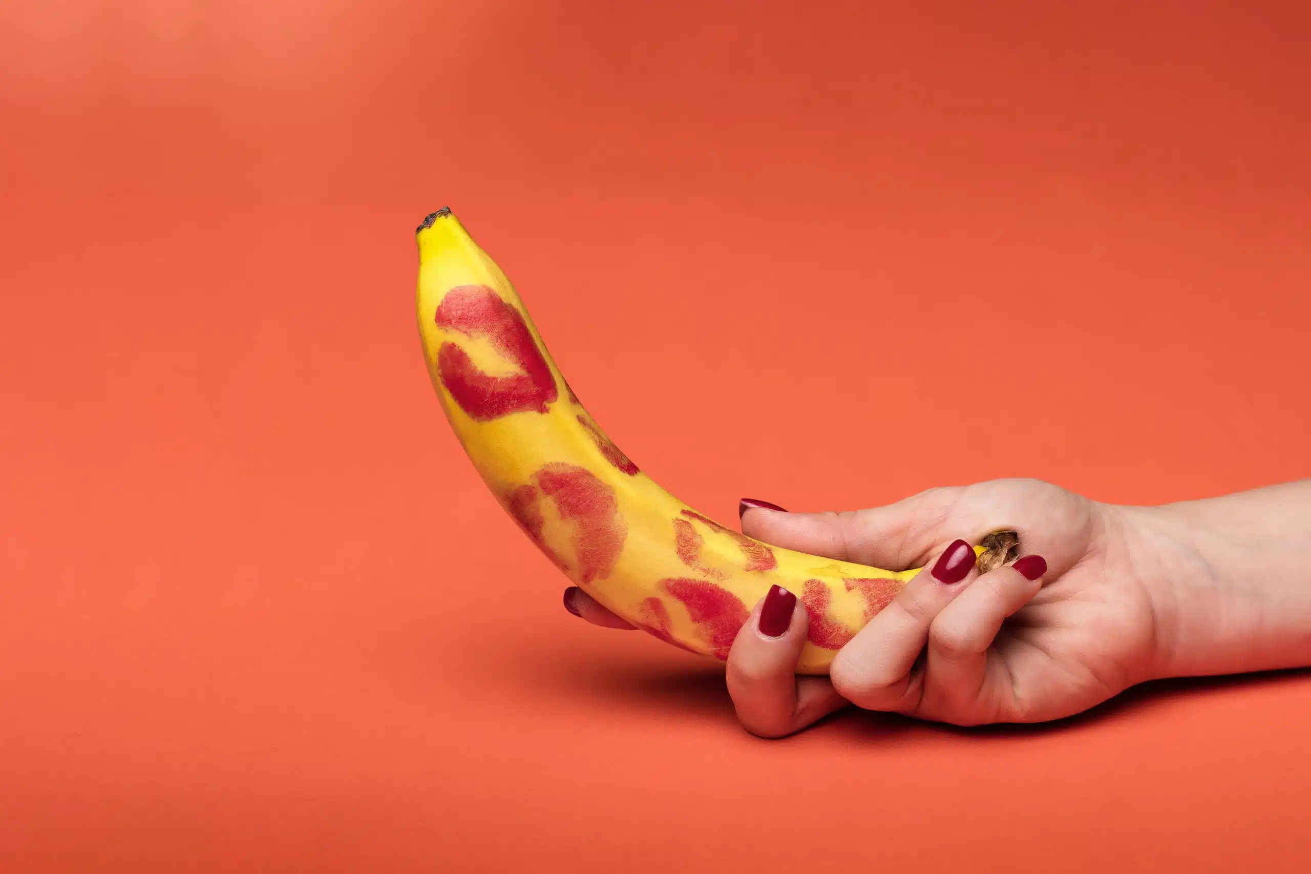 Massage happy ending et finition joyeuse à paris homme et femme nus sur lit