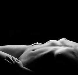 femme nue massage sensuel naturiste à Paris